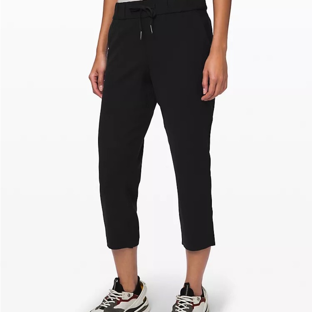 Lululemon On The Fly Crop Woven 23"